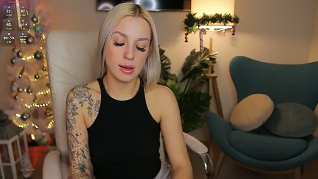 Snapshot of Crystal_Barbie chatting on 12-12-24, 11:58 Crystal Barbie online show from 12-12-24, 11:58