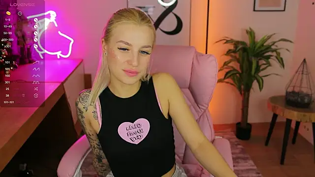 Snapshot of Crystal_Barbie chatting on 12-24-24, 01:49 Crystal Barbie online show from 12-24-24, 01:49