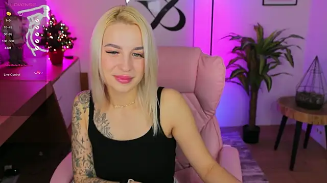 Snapshot of Crystal_Barbie chatting on 01-02-25, 10:55 Crystal Barbie online show from 01-02-25, 10:55