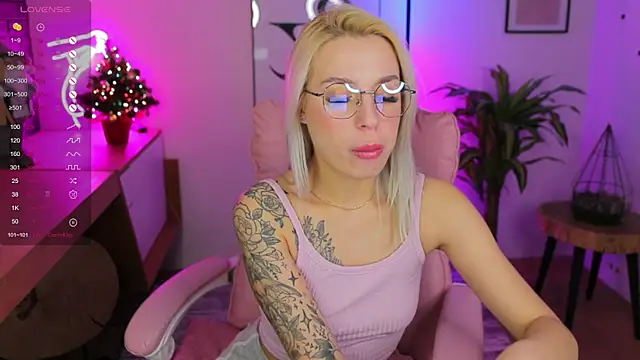 Snapshot of Crystal_Barbie chatting on 01-06-25, 10:15 Crystal Barbie online show from 01-06-25, 10:15