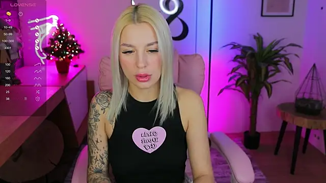 Snapshot of Crystal_Barbie chatting on 01-07-25, 10:30 Crystal Barbie online show from 01-07-25, 10:30