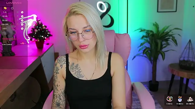 Snapshot of Crystal_Barbie chatting on 01-08-25, 11:52 Crystal Barbie online show from 01-08-25, 11:52