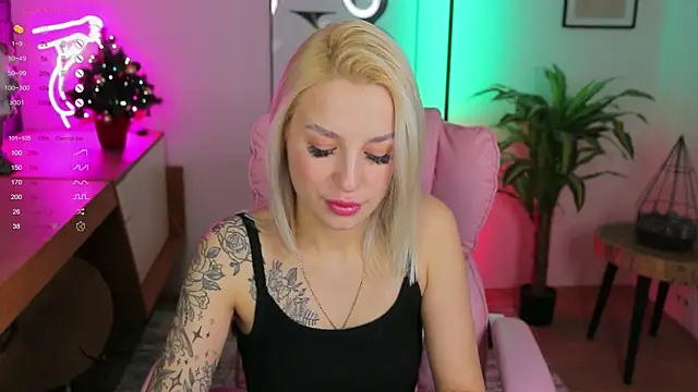 Snapshot of Crystal_Barbie chatting on 01-15-25, 02:27 Crystal Barbie online show from 01-15-25, 02:27