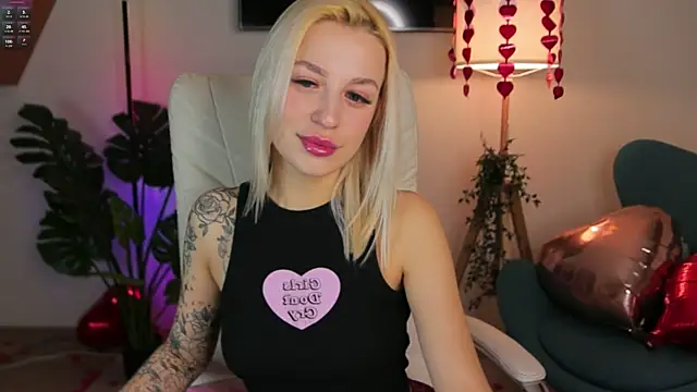 Snapshot of Crystal_Barbie chatting on 02-20-25, 08:03 Crystal Barbie online show from 02-20-25, 08:03