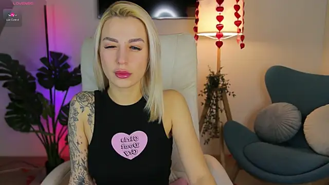 Snapshot of Crystal_Barbie chatting on 02-24-25, 07:30 Crystal Barbie online show from 02-24-25, 07:30