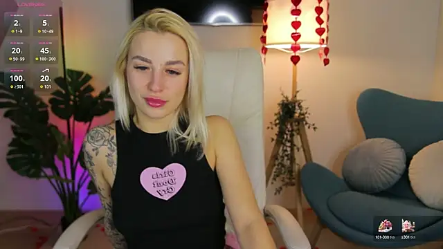 Snapshot of Crystal_Barbie chatting on 02-25-25, 01:41 Crystal Barbie online show from 02-25-25, 01:41