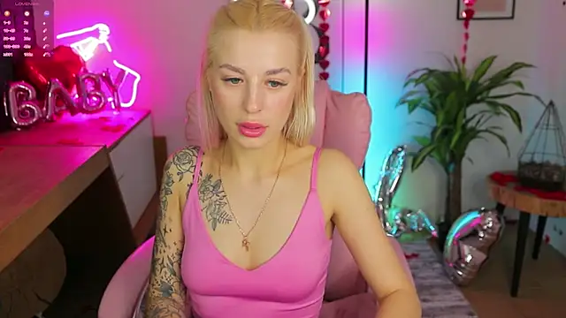 Snapshot of Crystal_Barbie chatting on 02-28-25, 01:47 Crystal Barbie online show from 02-28-25, 01:47