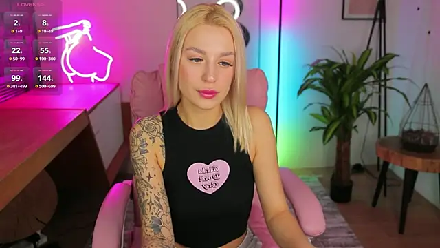 Snapshot of Crystal_Barbie chatting on 03-04-25, 10:49 Crystal Barbie online show from 03-04-25, 10:49