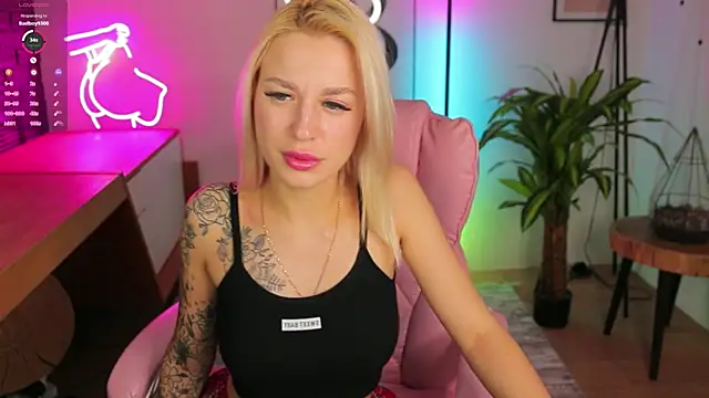 Snapshot of Crystal_Barbie chatting on 03-09-25, 05:55 Crystal Barbie online show from 03-09-25, 05:55