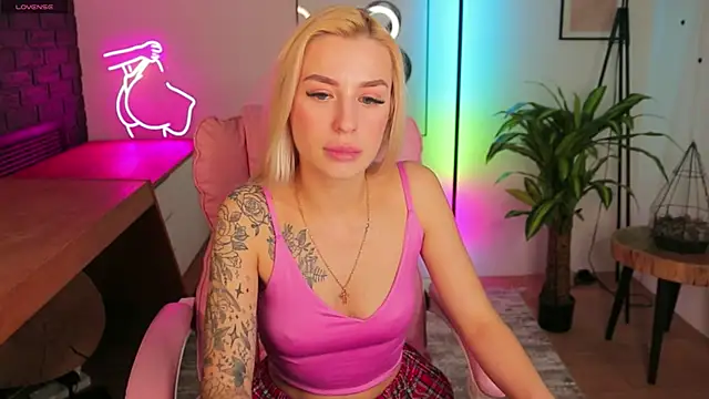 Snapshot of Crystal_Barbie chatting on 03-18-25, 04:37 Crystal Barbie online show from 03-18-25, 04:37