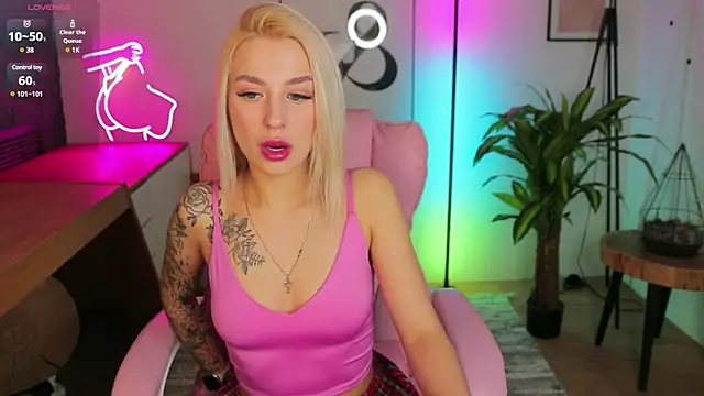 Snapshot of Crystal_Barbie chatting on 03-18-25, 07:42 Crystal Barbie online show from 03-18-25, 07:42