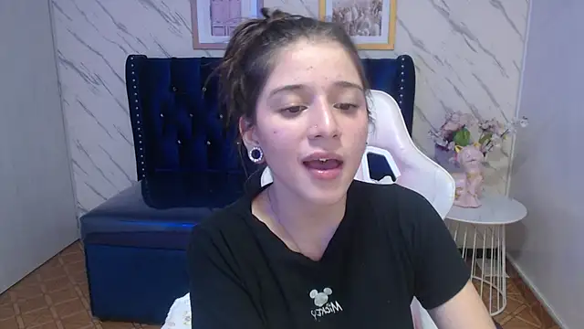 Snapshot of _Emily_v chatting on 12-31-24, 05:00 Emily v online show from 12-31-24, 05:00