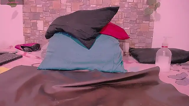 Snapshot of CrazyRousex chatting on 01-17-25, 02:50 CrazyRousex online show from 01-17-25, 02:50