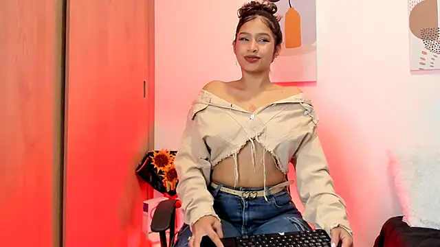 Snapshot of SeleneClark chatting on 02-25-25, 08:19 SeleneClark online show from 02-25-25, 08:19