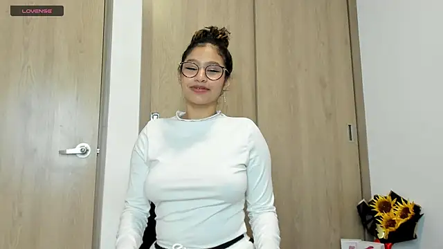 Snapshot of SeleneClark chatting on 03-07-25, 11:49 SeleneClark online show from 03-07-25, 11:49