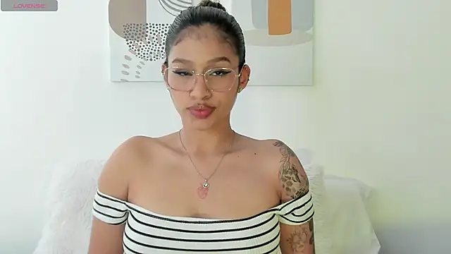 Snapshot of SeleneClark chatting on 11-19-25, 08:42 SeleneClark online show from 11-19-25, 08:42