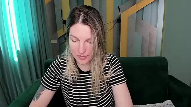 EmilyWalkeri online show from 04-10-26, 07:02