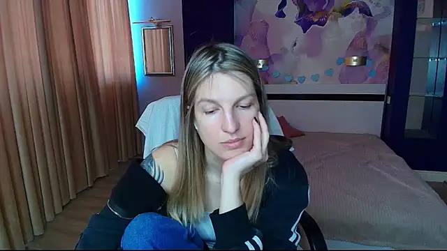 Snapshot of EmilyWalkeri chatting on 05-11-26, 06:19 EmilyWalkeri online show from 05-11-26, 06:19