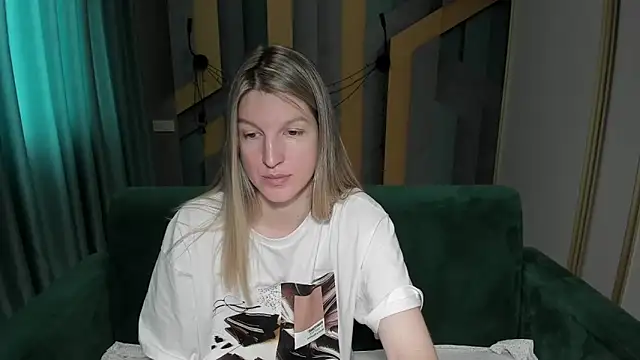 Snapshot of EmilyWalkeri chatting on 05-13-26, 06:44 EmilyWalkeri online show from 05-13-26, 06:44