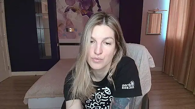 Snapshot of EmilyWalkeri chatting on 05-14-26, 06:31 EmilyWalkeri online show from 05-14-26, 06:31