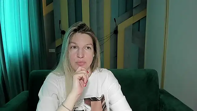 Snapshot of EmilyWalkeri chatting on 06-05-26, 06:52 EmilyWalkeri online show from 06-05-26, 06:52