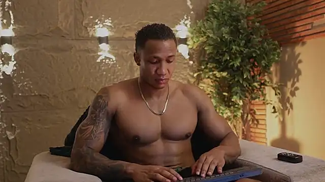 Snapshot of Logan_Varela chatting on 11-18-25, 08:57 Logan Varela online show from 11-18-25, 08:57