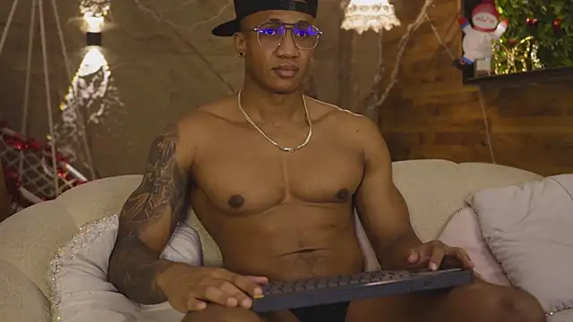 Snapshot of Logan_Varela chatting on 12-15-25, 01:04 Logan Varela online show from 12-15-25, 01:04