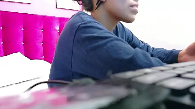 yourcuteneighbourr online show from 07-15-26, 03:23