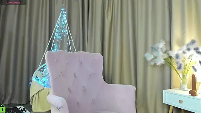 Snapshot of Valerie_Woods chatting on 11-23-25, 12:10 Valerie Woods online show from 11-23-25, 12:10