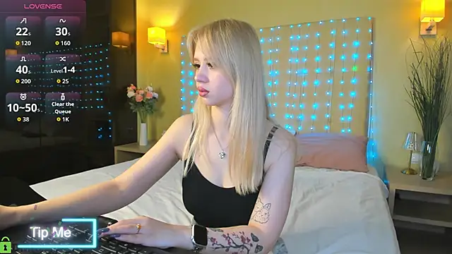 Snapshot of Valerie_Woods chatting on 05-19-26, 01:11 Valerie Woods online show from 05-19-26, 01:11