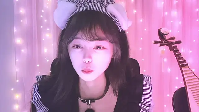 Snapshot of ---MIA--- chatting on 10-19-25, 02:07 ---MIA--- online show from 10-19-25, 02:07