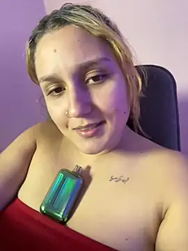 Snapshot of saray_gomez22 chatting on 11-14-25, 02:10 saray gomez22 online show from 11-14-25, 02:10