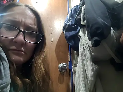 ILUV2TUCHMYKITTY online show from 10-31-25, 11:11