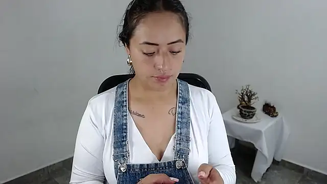 jjulietha95 online show from 04-28-26, 02:27