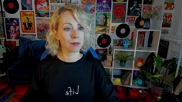 LylithSkye online show from 01-04-25, 08:17