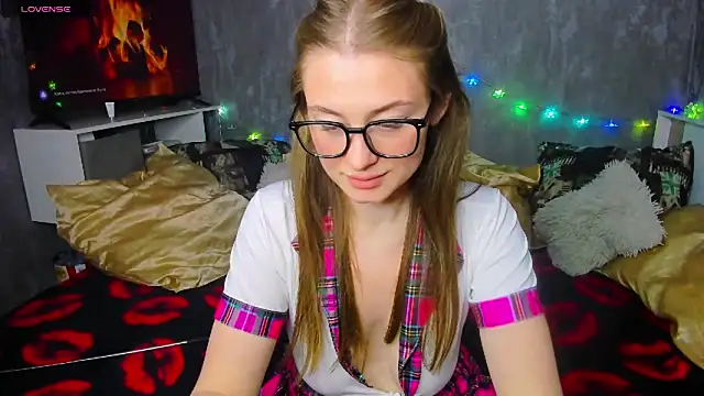 Demure Smile online show from 11-12-25, 04:18