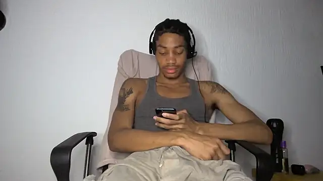 Snapshot of Skinnyblackman chatting on 06-10-26, 05:18 Skinnyblackman online show from 06-10-26, 05:18