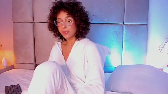 Snapshot of OSHUN_ chatting on 02-03-25, 10:11 OSHUN online show from 02-03-25, 10:11
