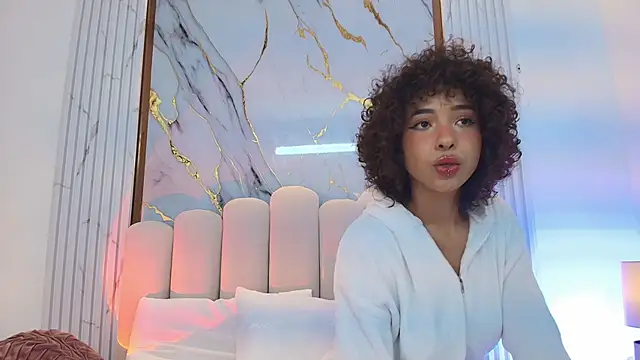 Snapshot of OSHUN_ chatting on 02-08-25, 01:11 OSHUN online show from 02-08-25, 01:11