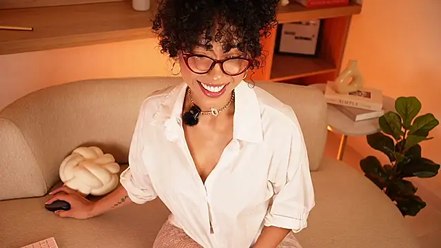 Snapshot of OSHUN_ chatting on 05-30-26, 10:51 OSHUN online show from 05-30-26, 10:51