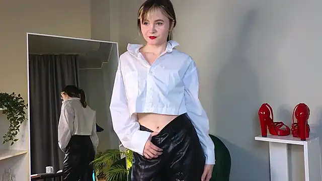 Snapshot of CiriRianonn chatting on 09-22-25, 04:25 CiriRianonn online show from 09-22-25, 04:25