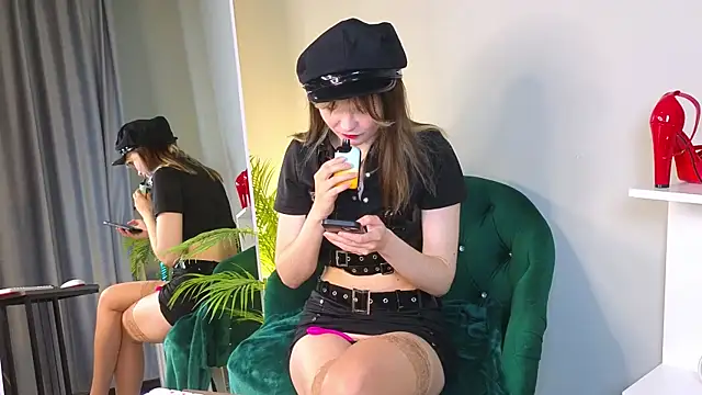 Snapshot of CiriRianonn chatting on 09-23-25, 04:59 CiriRianonn online show from 09-23-25, 04:59