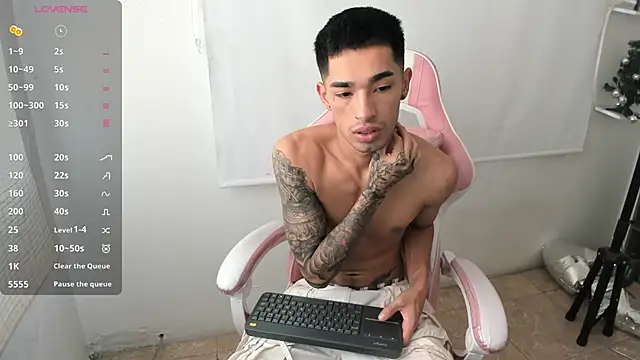 Snapshot of Damon__333 chatting on 12-24-24, 06:06 Damon  333 online show from 12-24-24, 06:06