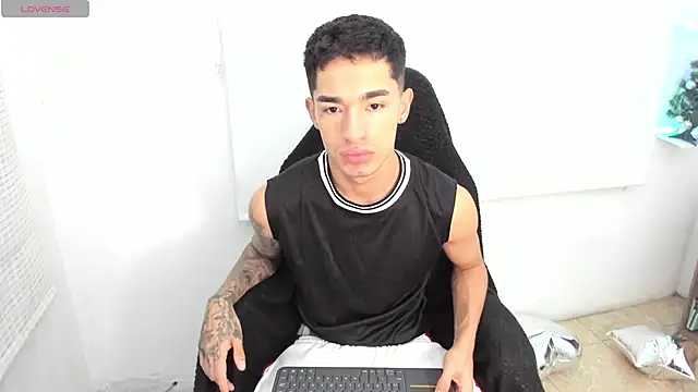 Snapshot of Damon__333 chatting on 01-08-25, 12:17 Damon  333 online show from 01-08-25, 12:17