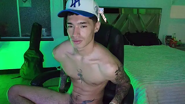 Snapshot of Damon__333 chatting on 10-16-25, 06:47 Damon  333 online show from 10-16-25, 06:47