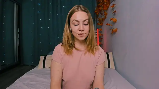 Snapshot of InsatiableFoxX chatting on 10-23-25, 07:01 InsatiableFoxX online show from 10-23-25, 07:01