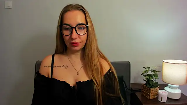 Snapshot of AriaDesire chatting on 03-16-25, 10:11 AriaDesire online show from 03-16-25, 10:11