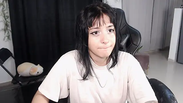 Snapshot of liz-beths chatting on 02-03-26, 02:21 liz-beths online show from 02-03-26, 02:21