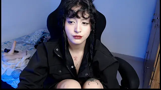 Snapshot of liz-beths chatting on 06-02-26, 10:39 liz-beths online show from 06-02-26, 10:39