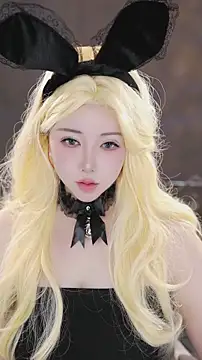 Qiaoqiao  online show from 11-18-25, 04:33